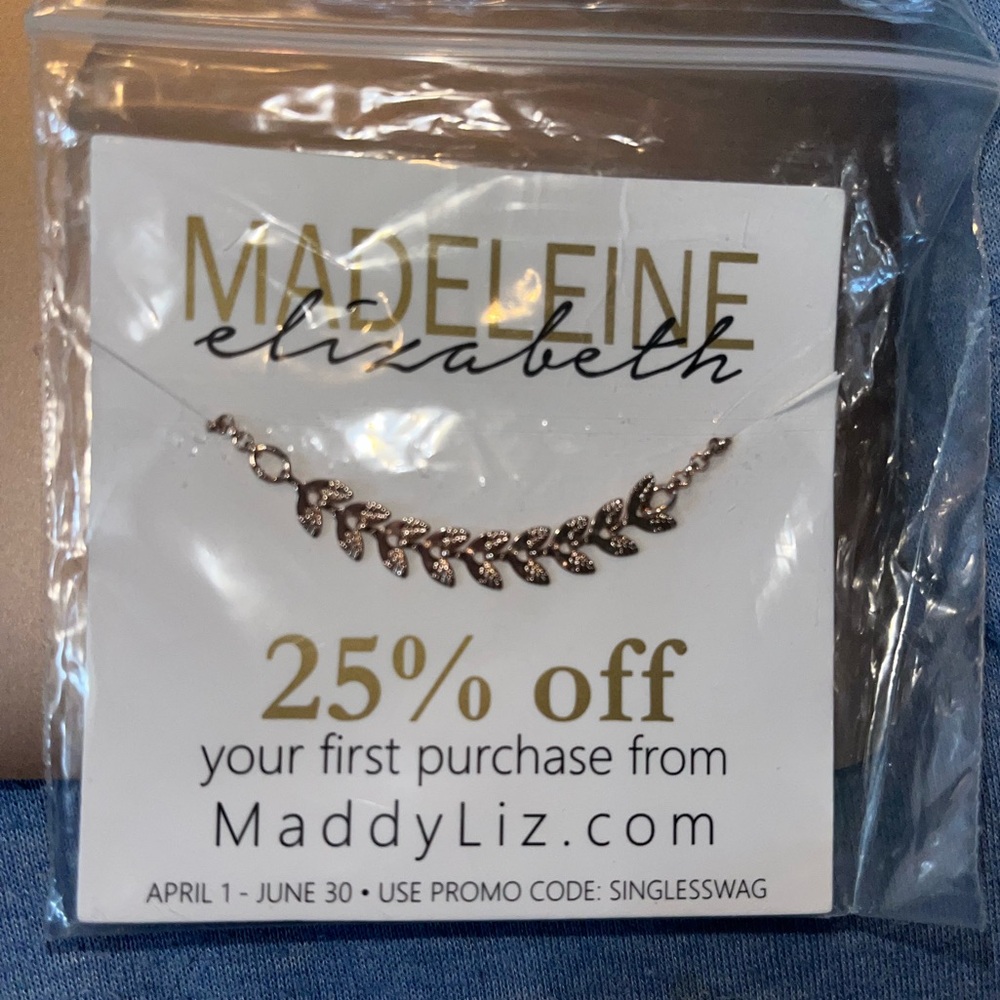 *BRAND NEW/ UNUSED 🆕* Madeleine Elizabeth Elegant Leaf Necklace